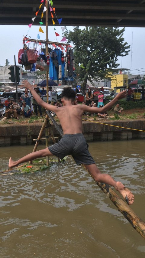 FOTO: Semangat Warga Kalimalang Rayakan Momen Kemerdekaan, Hadirkan Lomba Titian Bambu dan Gebuk Bantal