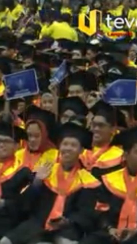 Viral Video Wisudawan Bawa Poster 'Peringatan Darurat' di Upacara Wisuda, Ini Reaksi UI