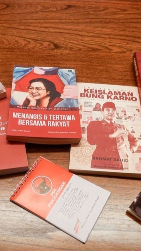 Usai Sowan ke DPD PDIP Jakarta, Anies Baswedan Pamer Buku Bung Karno sampai Megawati