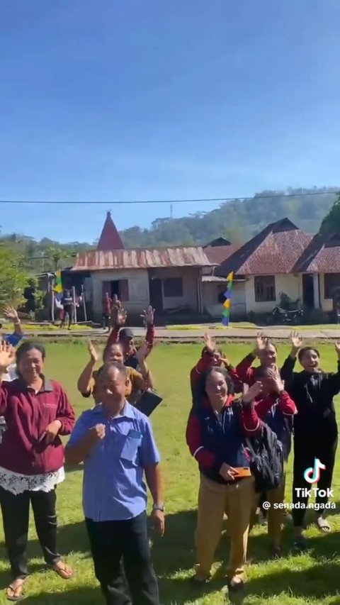 Momen Perpisahan Mahasiswa KKN UGM dengan Warga Desa di NTT Ini Viral, Bikin Haru