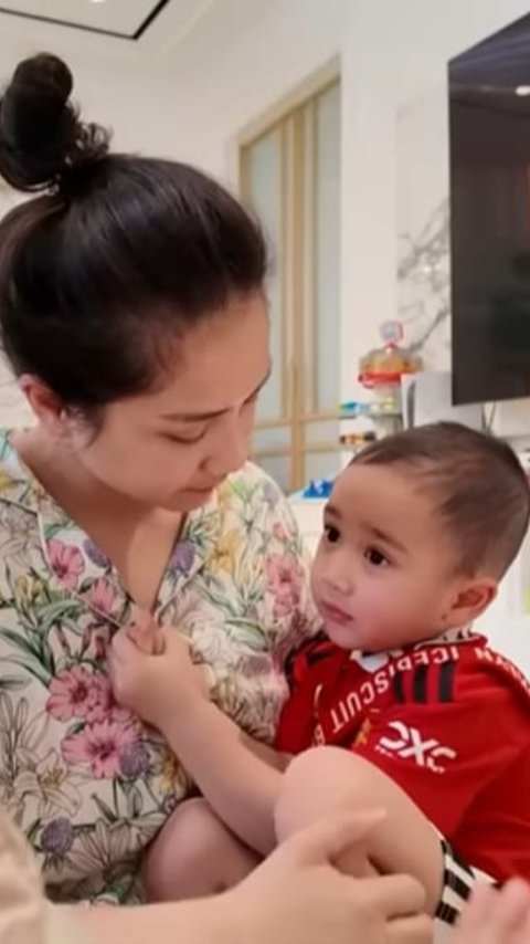 Diminta Beli Kado Untuk Rafathar, Lucunya Rayyanza Rayu Nagita Slavina Agar Dibelikan Juga