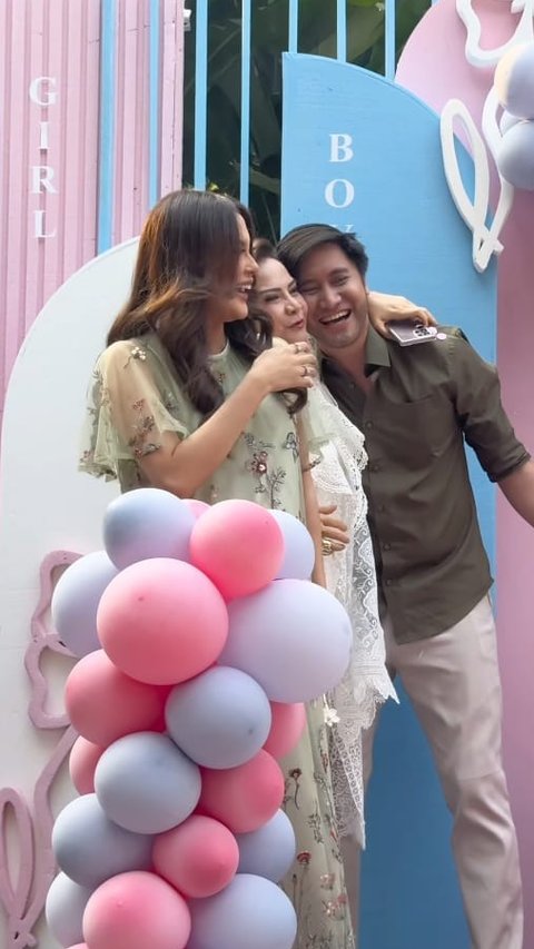 Potret Gender Reveal Vicy Melanie Istri Kevin Aprilio, Begini Ekspresi Bahagia Memes saat Tahu Jenis Kelamin Calon Cucu Pertama