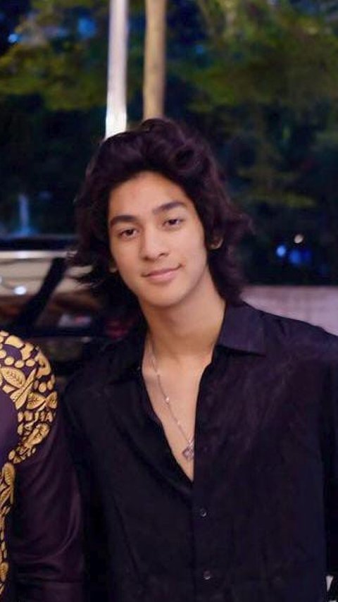 Potret Kenzy Putra Andre Taulany di Pernikahan Anak Tora Sudiro, Makin Ganteng Berambut Gondrong Mirip Harry Style