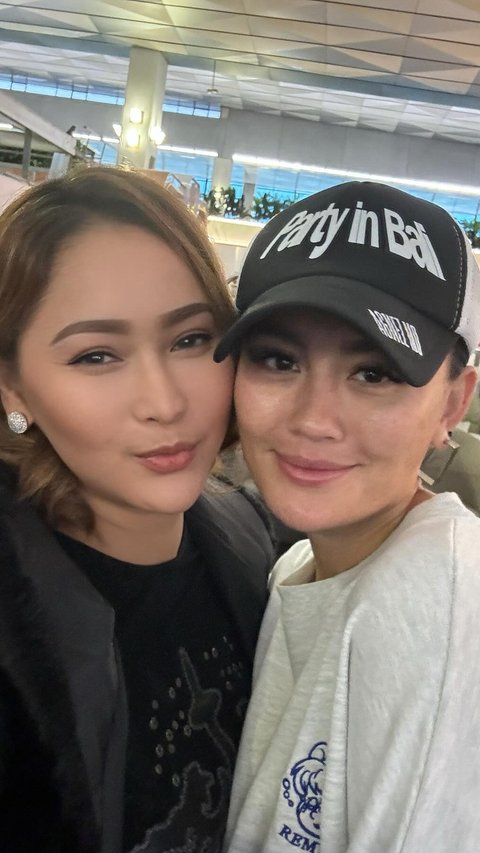 Bertemu di Bandara, Momen Inul Daratista Happy Foto Bareng Agnez Mo '22 tahun Baru Kesampaian Foto Bareng'