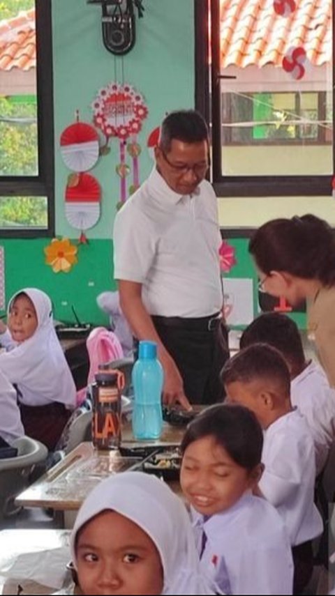 Uji Coba Makanan Bergizi Gratis di SDN 04 Cipayung, Ada Telur Dadar Hingga Anggur