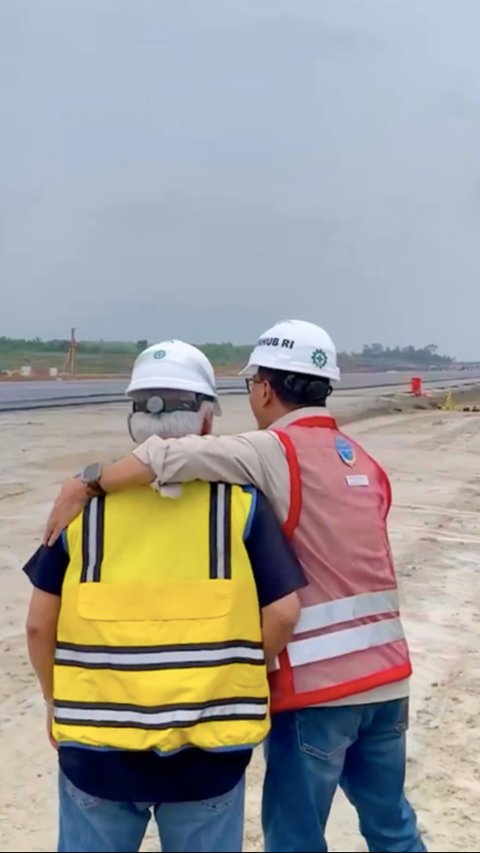 Kompak Dua Menteri Jagoan Jokowi, Girang Saling Rangkul Uji Coba Perdana Mendaratkan Pesawat di IKN