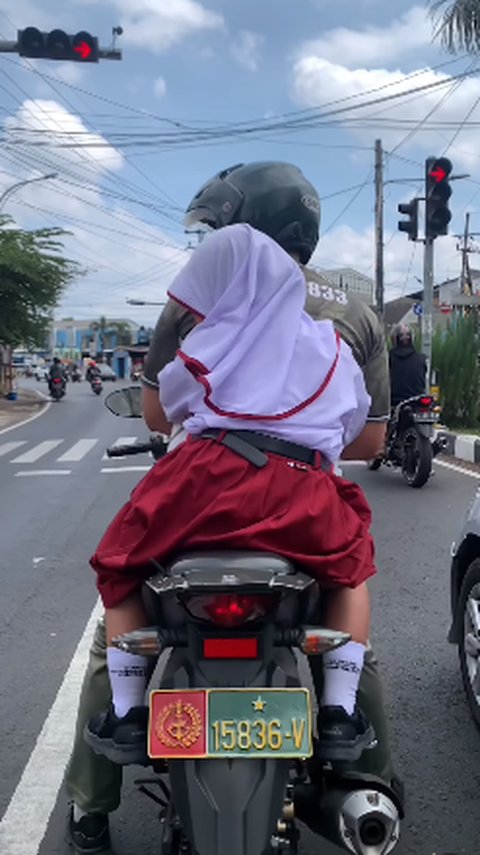 Sederhana Tapi Luar Biasa, Cara Anggota TNI Hibur Putri Kecilnya saat Naik Motor di Lampu Merah ini Bikin Senyum-Senyum Sendiri