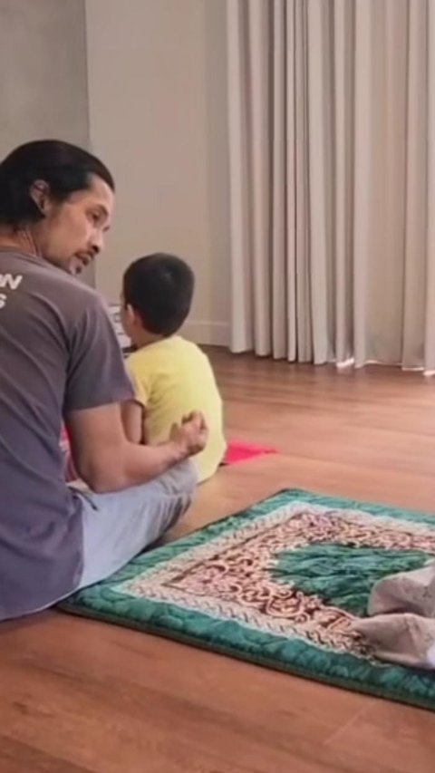 Edward Akbar Unggah Video Usai Salat Bareng Kedua Anaknya: Materi Terus, Banyak Fitnah