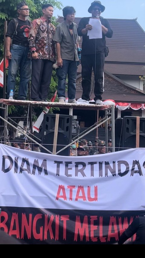 Demonstran Berpakaian Serba Hitam Kepung DPRD Solo, Tuntut Jokowi Mundur