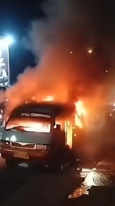 Demo Tolak Politik Dinasti di Makassar Berakhir Ricuh, 1 Angkot Terbakar