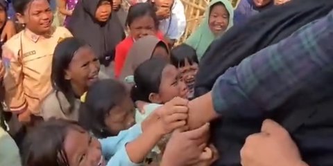 Viral Momen Dramatis Perpisahan Mahasiswa KKN dengan Warga Setempat, Diwarnai Aksi Saling Tarik hingga Isak Tangis