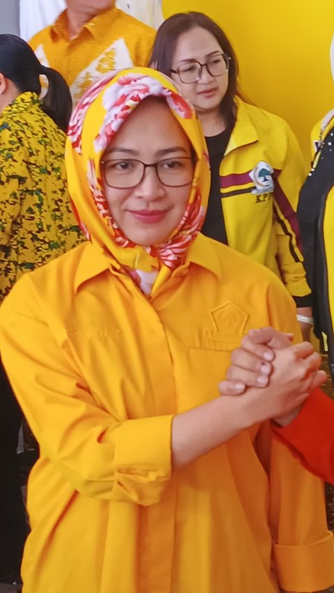 FOTO: Kembali Berbaju Kuning, Airin Tersenyum Akhirnya Golkar Usung untuk Pilkada Banten