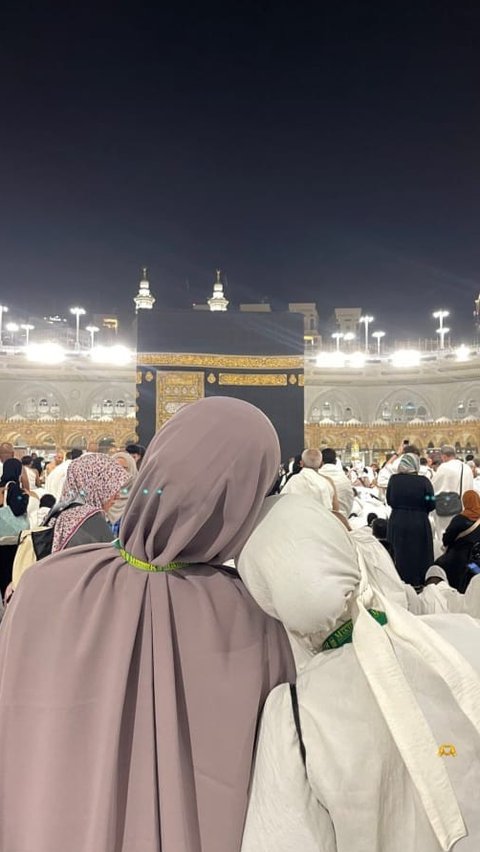 Umroh Bareng Sahabat, Begini Potret Azizah Salsha di Depan Kabah