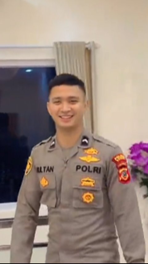 Pulang Dinas, Ibu Ini Teriak Sang Anak Berpangkat Brigadir Polisi Dua Pulang ke Rumah 'Si Aa Pulang Sun Mamah Atuh'