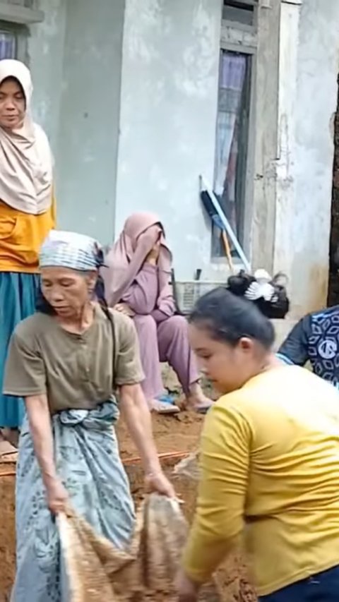 Begini Jadinya saat Emak-Emak di Tasik Kerja Bakti Bangun Jalan, Semangat Angkut Tanah sambil Bercengkrama