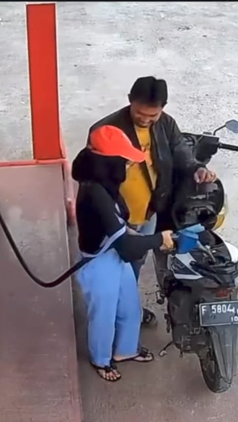 Bikin Geram! Pria Ini Remas Bokong Petugas SPBU Sedang Mengisi Tangki Motor lalu Cengengesan