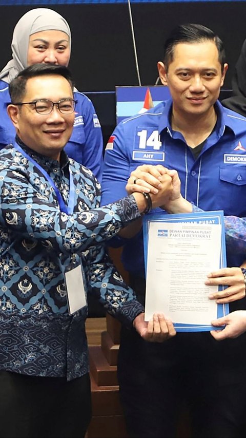 FOTO: Senyum Tipis AHY Serahkan Surat Rekomendasi Kepada Tiga Bakal Calon Gubernur, Ada Ridwan Kamil hingga Dedi Mulyadi