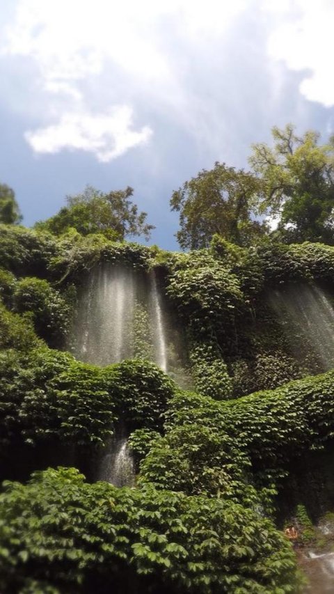 Terlihat Seperti Benang Raksasa yang Menggantung dari Ketinggian, Ini Fakta Unik Air Terjun Benang Kelambu di Lombok