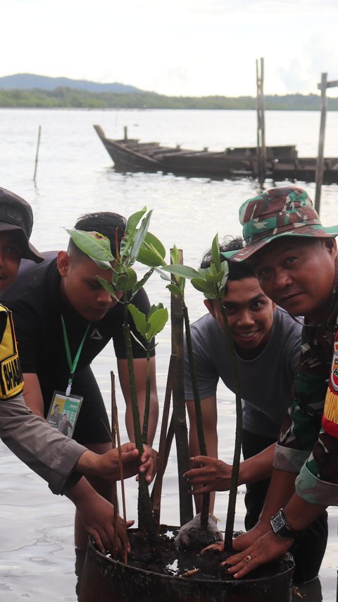 Penerima Beasiswa Pertamina Tanam 8.180 Pohon Mangrove dan Kumpulkan 7,2 Ton Sampah untuk Didaur Ulang