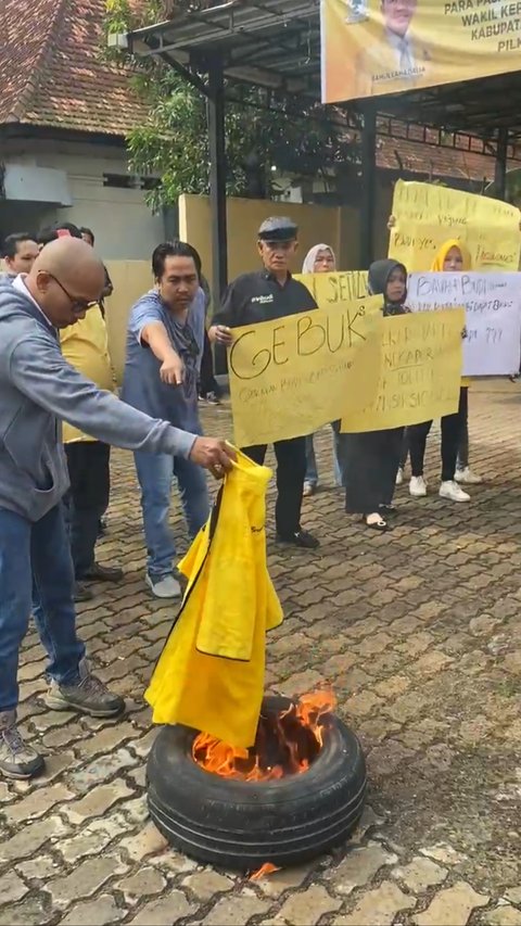 Kecewa DPP Golkar Usung Politisi PAN di Pilkada Jambi, Kader Bakar Atribut Partai