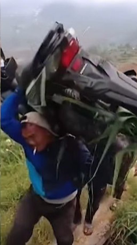 Bapak-bapak Gotong Honda Beat menjadi viral setelah insiden kecelakaan yang melibatkan si pengendara