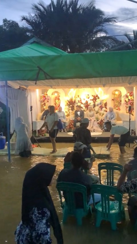 Viral Pasangan Pengantin Gelar Resepsi Pernikahan di Tengah Banjir, Tamu Undangan Tetap Asyik Berjoget