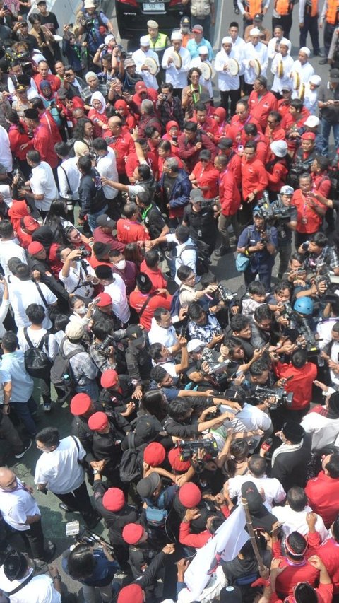 FOTO: Kemeriahan Iringan Musik Tanjidor, Ondel-Ondel hingga Marawis Sambut Pramono Anung dan Si Doel Daftar Pilkada DKI Jakarta di KPU