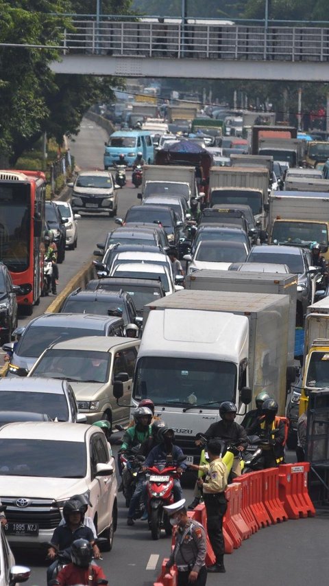 FOTO: Padat Merayap Lalu Lintas di Depan KPU DKI Saat Cagub-Cawagub Daftar Pilkada Jakarta