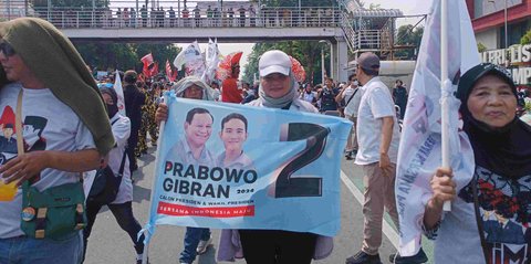 Bendera Prabowo-Gibran Mejeng di Iring-Iringan RK-Suswono Mendaftar ke KPU