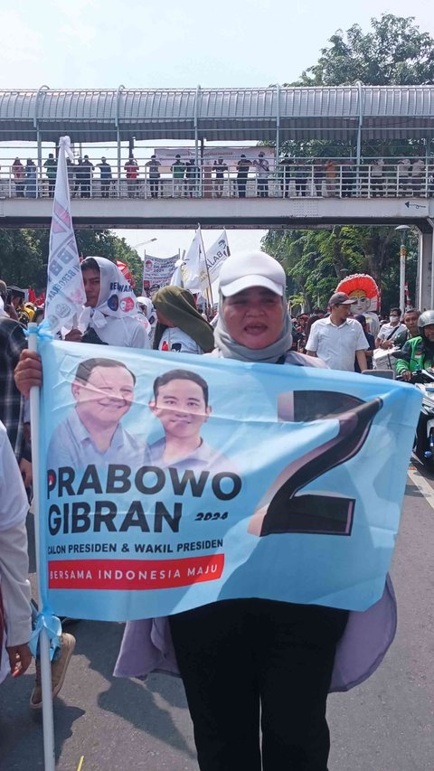 Bendera Prabowo-Gibran Mejeng di Iring-Iringan RK-Suswono Mendaftar ke KPU