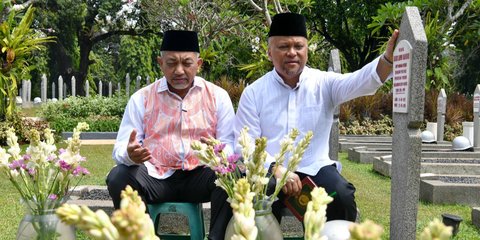 Potret Syaikhu-Ilham Habibie Ziarah Bersama ke Makam BJ Habibie Sebelum Daftar ke KPU Jabar Besok