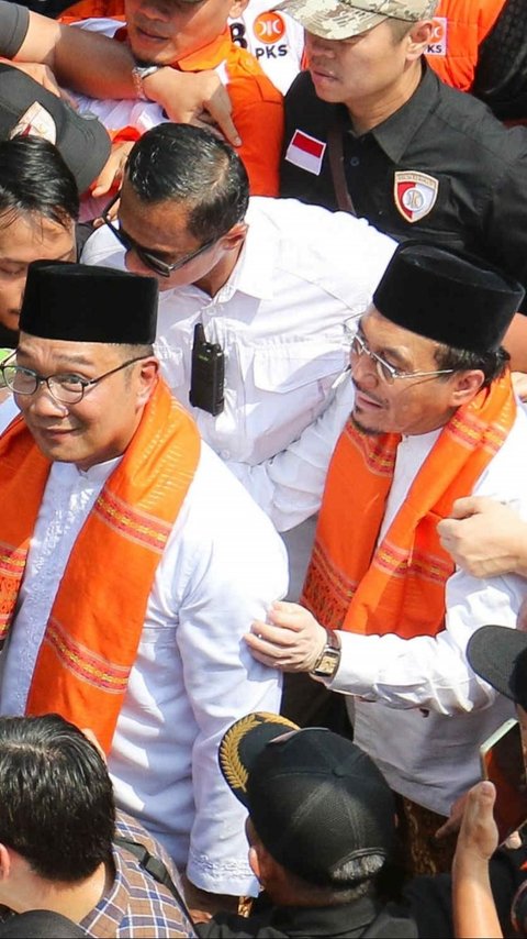 FOTO: Kompak Berbaju Koko ala Betawi, Ridwan Kamil-Suswono Jalan Kaki Diiringi Ondel-Ondel Daftar Pilkada Jakarta ke KPU