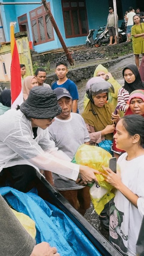 Potret Atta Halilintar Beri Bantuan untuk Masyarakat Terdampak Banjir Bandang di Rua Ternate, Ikut Angkut-angkut Beras Buat Warga