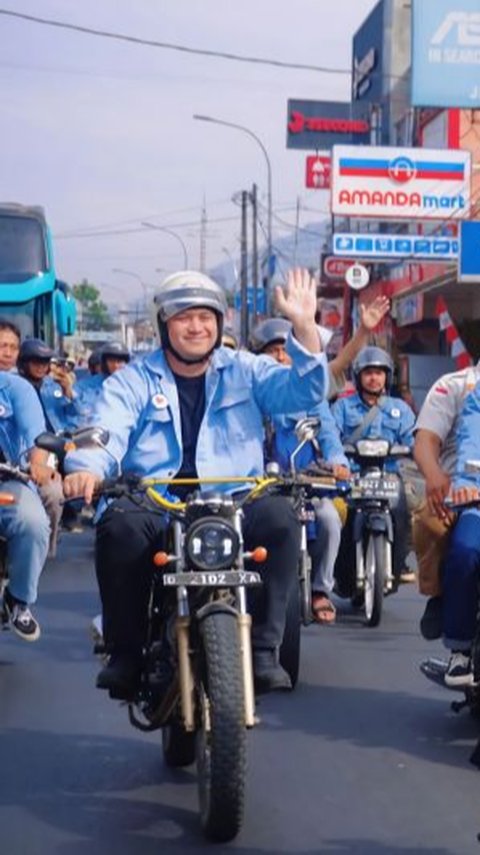 Bergaya Bak 'Dilan', Didik Agus-Gilang Dirga Naik Motor Daftar Pilkada Bandung Barat