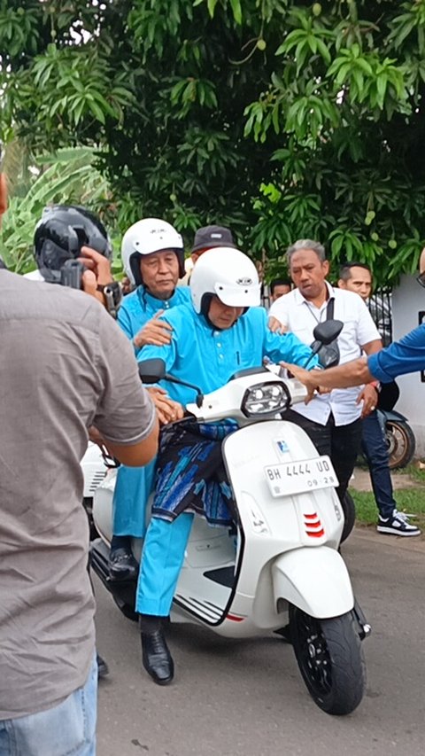 Naik Skuter, Pasangan Petahana Al Haris-Abdullah Sani Daftar Calon Gubernur Jambi ke KPU