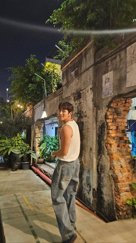 Melokal Abis! Potret Ji Chang Wook Jalan-jalan Pakai Kutang di Blok M - Gayanya Sederhana tapi Vibesnya Badai Abis