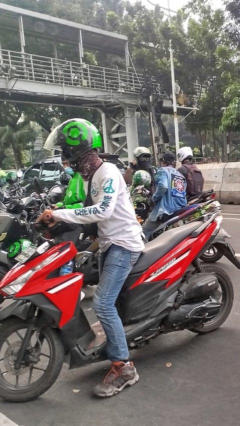 Peserta Demo Razia Ojek Online yang Masih Beroperasi di Kawasan Medan Merdeka Barat