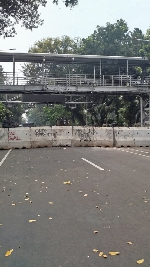 Ada Demo Ojol, Jalan Medan Merdeka Barat Ditutup Barrier Beton dan Kawat Berduri