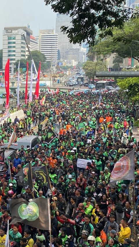 Situasi Terkini Demo Besar-besaran Driver Ojol di Patung Kuda, Massa Teriak ’Tak Siap Diperas’