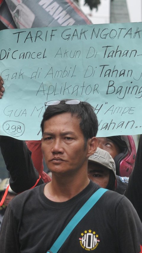 VIDEO: Lantang! Bule Teriak di Mobil Komando saat Ojol & Kurir Demo Besar Besaran Dekat Istana