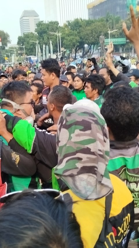 Situasi Terkini Demo Ojol di Patung Kuda Monas, Ada Massa Lempar Petasan ke Polisi