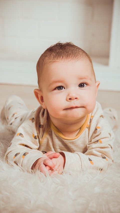 7 Manfaat Tummy Time untuk Bayi, Melatih Motorik hingga Meredakan Kembung