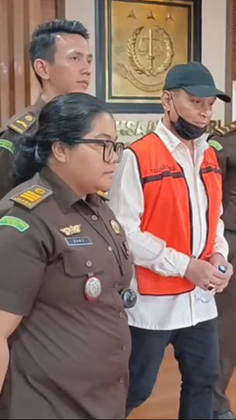 Jaksa Serahkan Tersangka RR dan Barang Bukti (Tahap II) Perkara Korupsi Impor Gula PT SMIP