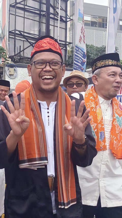 Pilkada Depok, Imam Budi-Ririn Daftar ke KPU Naik Vespa: Semoga Kehadiran Kami Membahagiakan Warga