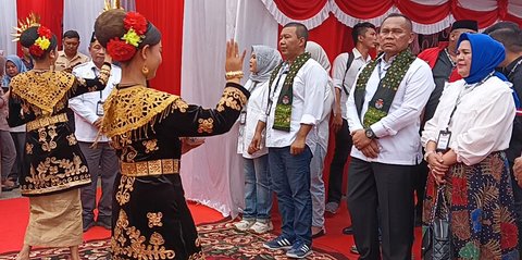 Pasangan Romi dan Sudirman Daftar ke KPU Provinsi Jambi, Disambut Tarian dan Pencak Silat