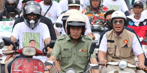 Ratu Dewa-Prima Diantar Pendukung Naik Vespa Klasik Daftar Pilkada Palembang