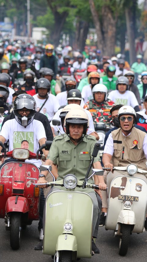 Ratu Dewa-Prima Diantar Pendukung Naik Vespa Klasik Daftar Pilkada Palembang