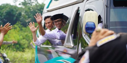 Daftar ke KPU Banten, Andra Soni-Dimyati Natakusumah Naik Angkutan Umum Elf