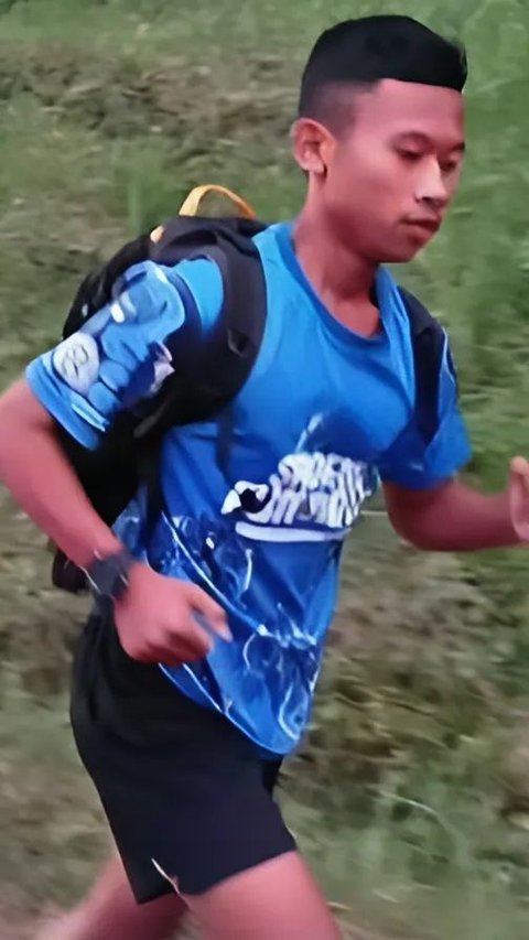 The Story of Alif, an Orphan Student in Jember Who Runs 5 Km to School Every Day