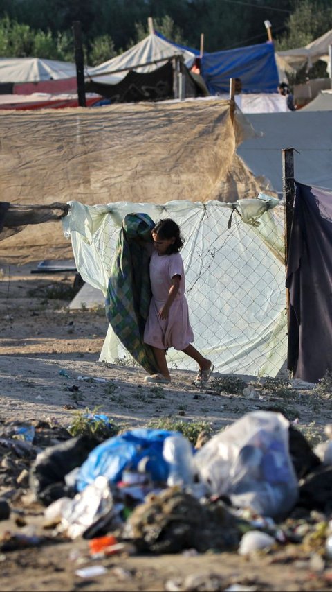 FOTO: Nestapa Pengungsi Palestina Hidup Berdampingan dengan Sampah Menggunung di Jalur Gaza